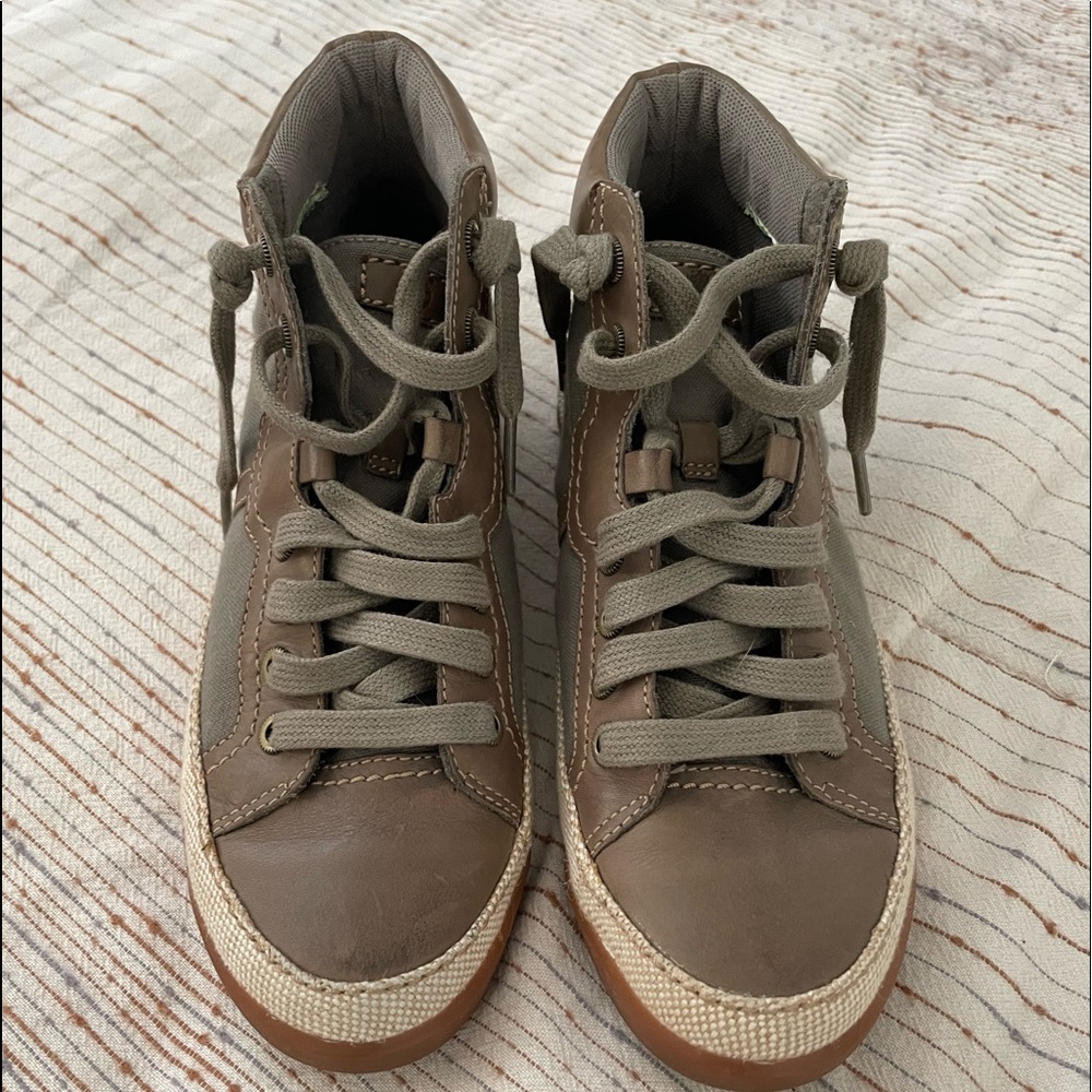 Womens size 7 Timberland sneaker